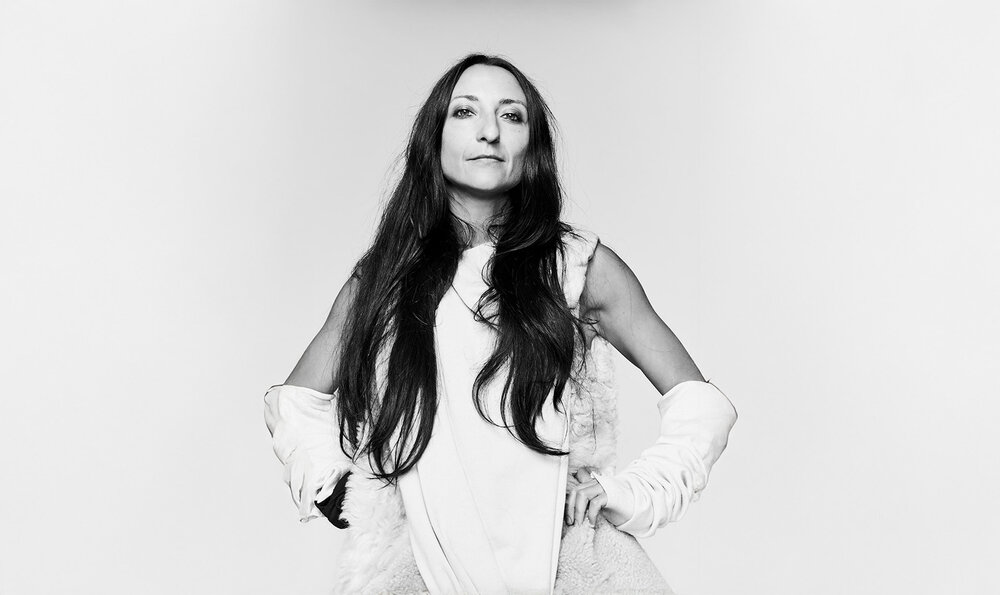 UNSTAGE: IED Milano fashion show with artist Scarlett Rouge 