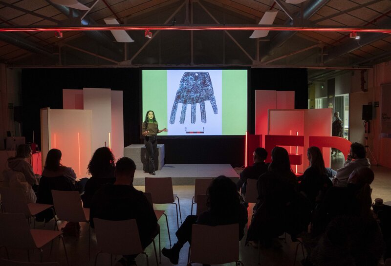Woman giving a lecture in a room with an audience
